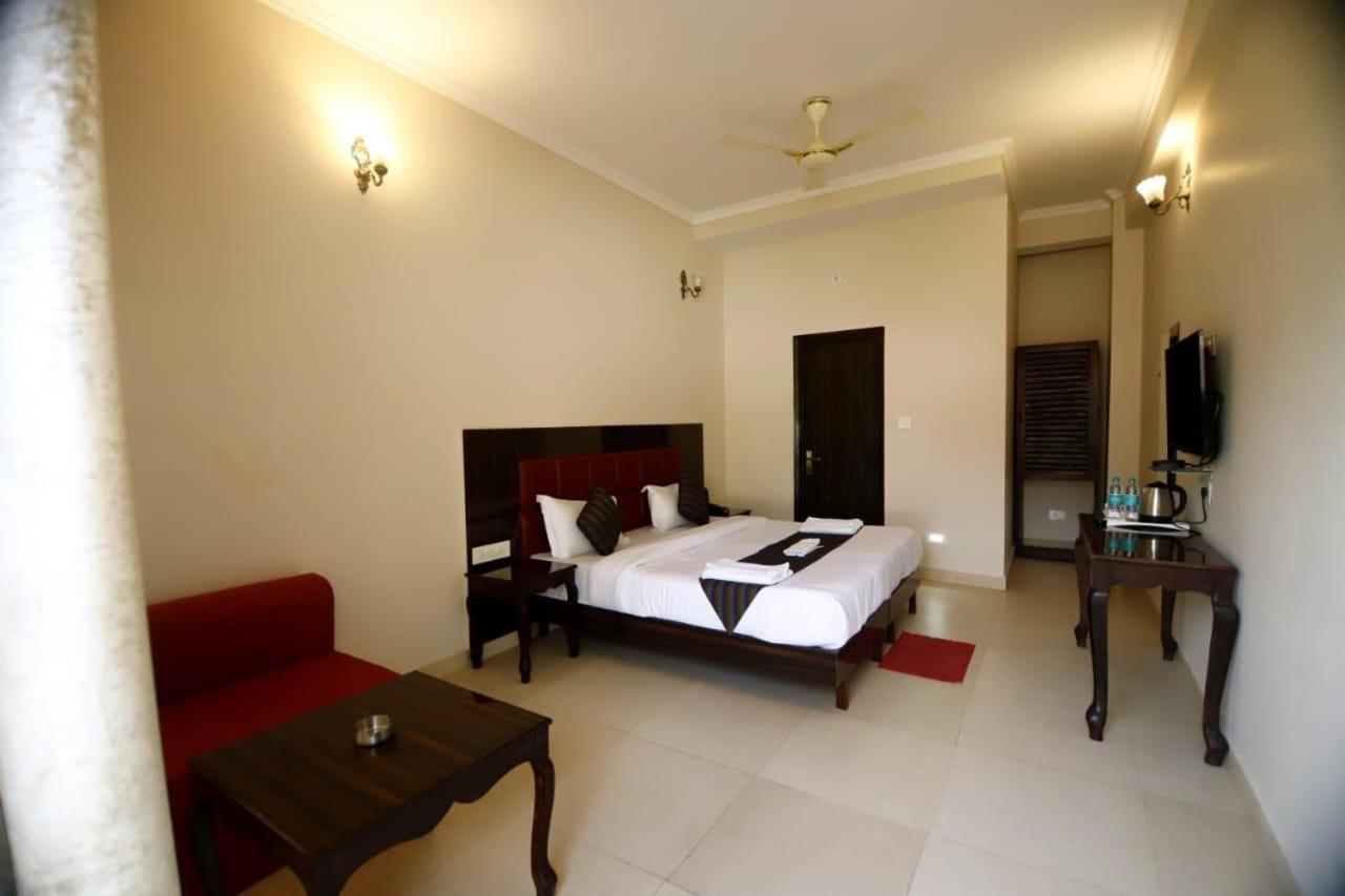 Rishikesh Grand Hotel ภายนอก รูปภาพ