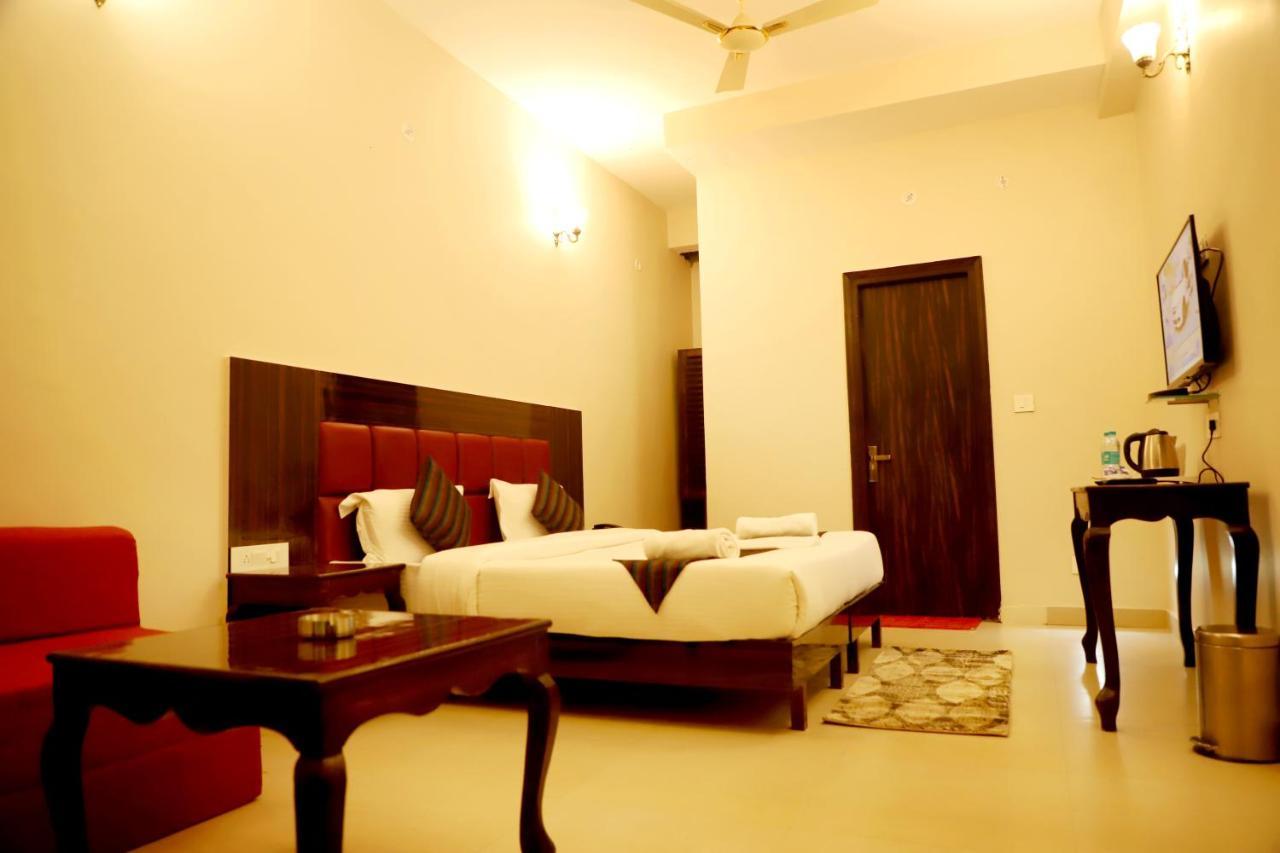 Rishikesh Grand Hotel ภายนอก รูปภาพ